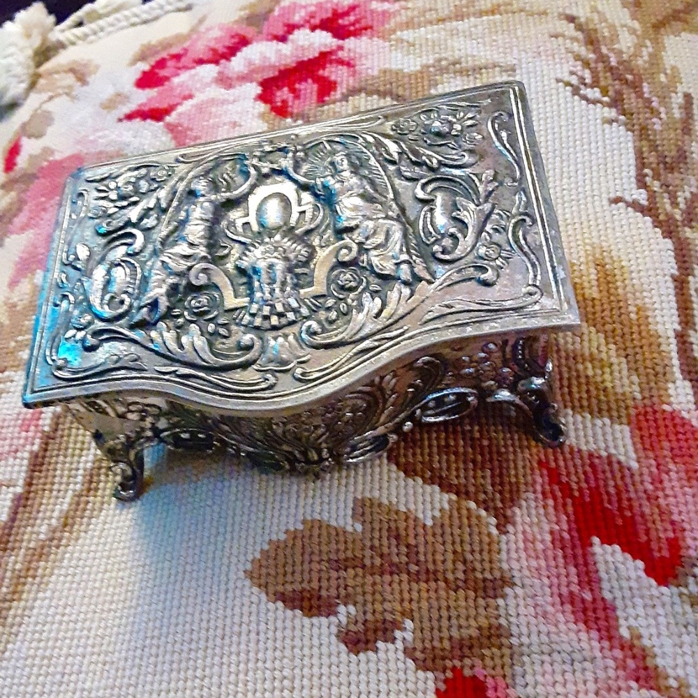 Vintage 1950/60s Victorian Style Footed Trinket/Jewelry Box